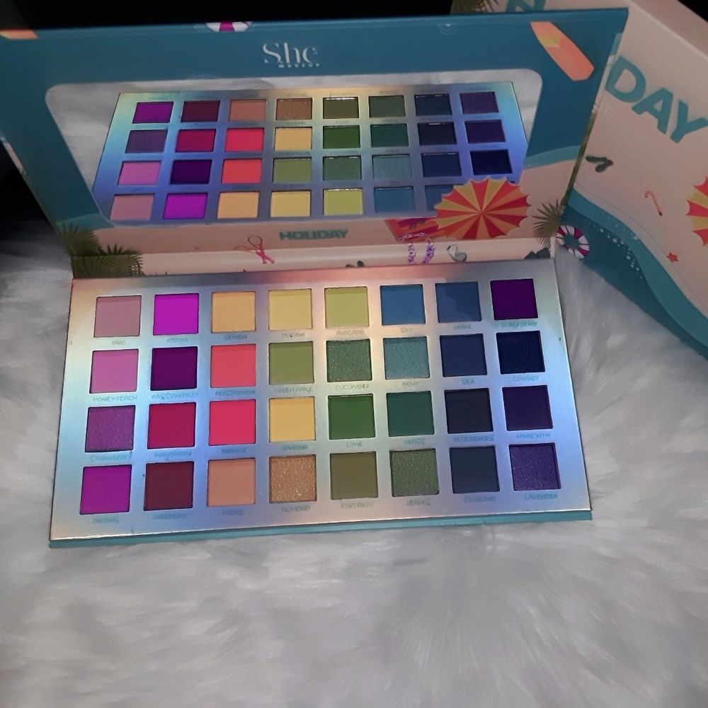 Leisure Holiday Eyeshadow Palette